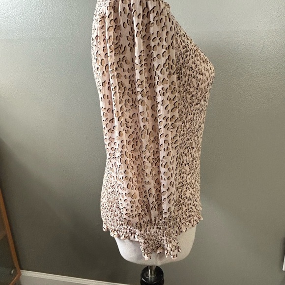 Express women’s size, medium, cheetah, print, shirred puff sleeve blouse - Picture 3 of 10